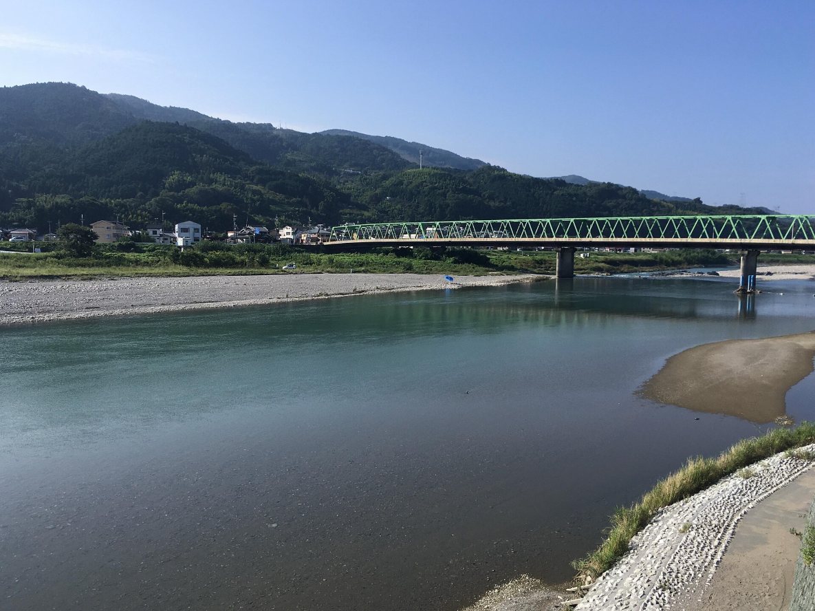 橋本市を流れる紀の川。緑の鉄橋と、川の向こうの山々
